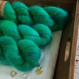 une-louve-dans-les-bois-SILKY-SURI-petite-emeraude-1 une-louve-dans-les-bois-SILKY-SURI-petite-emeraude-1