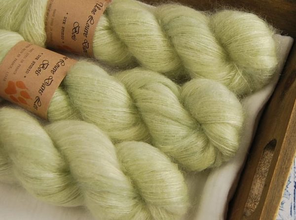 une-louve-dans-les-bois-2-laine-artisanal-teinte-main-superkid-mohair-minty