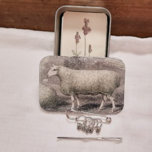 une-louve-dans-les-bois-1-boite-metal-mouton-aimente