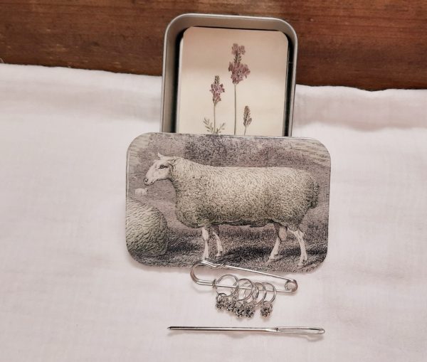 une-louve-dans-les-bois-1-boite-metal-mouton-aimente