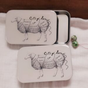 une-louve-dans-les-bois-1-boite-metal-mouton-decoupe une-louve-dans-les-bois-1-boite-metal-mouton-decoupe