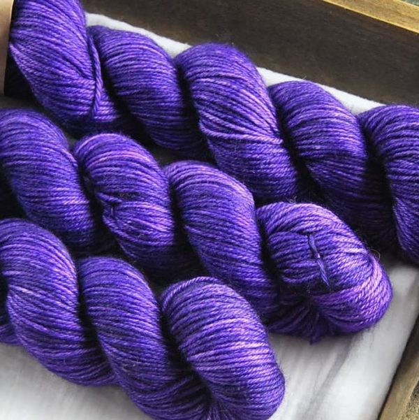 une-louve-dans-les-bois-1-laine-artisanal-teinte-main-DK-merino-1001-nuits