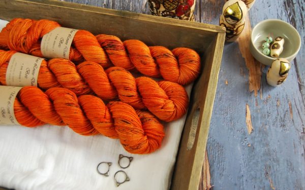 une-louve-dans-les-bois-1-laine-artisanal-teinte-main-DK-merino-au-coin-du-feu