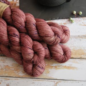 une-louve-dans-les-bois-1-laine-artisanal-teinte-main-DK-merino-blueberry-sorbet
