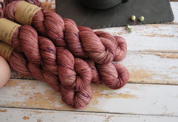 une-louve-dans-les-bois-1-laine-artisanal-teinte-main-DK-merino-blueberry-sorbet