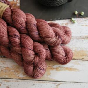une-louve-dans-les-bois-1-laine-artisanal-teinte-main-DK-merino-blueberry-sorbet une-louve-dans-les-bois-1-laine-artisanal-teinte-main-DK-merino-blueberry-sorbet