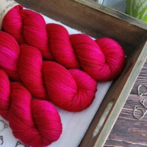 une-louve-dans-les-bois-1-laine-artisanal-teinte-main-DK-merino-bollywood une-louve-dans-les-bois-1-laine-artisanal-teinte-main-DK-merino-bollywood