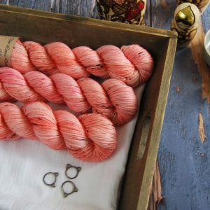 une-louve-dans-les-bois-1-laine-artisanal-teinte-main-DK-merino-caliente