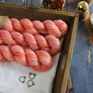 une-louve-dans-les-bois-1-laine-artisanal-teinte-main-DK-merino-caliente une-louve-dans-les-bois-1-laine-artisanal-teinte-main-DK-merino-caliente
