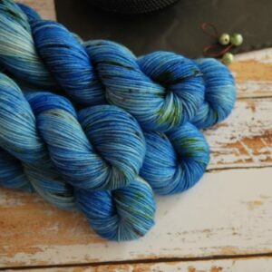 une-louve-dans-les-bois-1-laine-artisanal-teinte-main-DK-merino-cenotes une-louve-dans-les-bois-1-laine-artisanal-teinte-main-DK-merino-cenotes