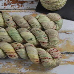 une-louve-dans-les-bois-1-laine-artisanal-teinte-main-DK-merino-ecumes