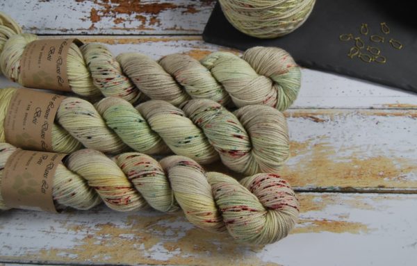 une-louve-dans-les-bois-1-laine-artisanal-teinte-main-DK-merino-ecumes