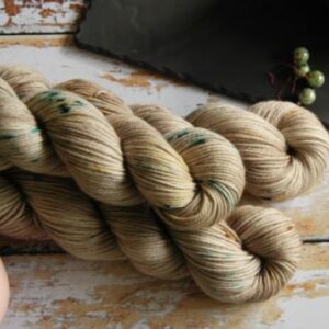 une-louve-dans-les-bois-1-laine-artisanal-teinte-main-DK-merino-en-amoureux-sur-la-plage une-louve-dans-les-bois-1-laine-artisanal-teinte-main-DK-merino-en-amoureux-sur-la-plage