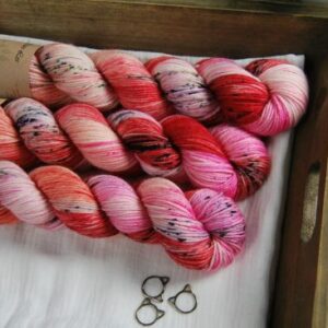 une-louve-dans-les-bois-1-laine-artisanal-teinte-main-DK-merino-festival une-louve-dans-les-bois-1-laine-artisanal-teinte-main-DK-merino-festival