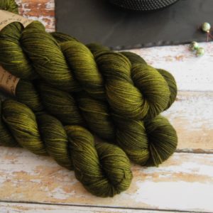 une-louve-dans-les-bois-1-laine-artisanal-teinte-main-DK-merino-foret-noire