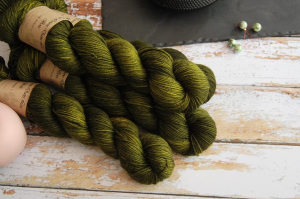 une-louve-dans-les-bois-1-laine-artisanal-teinte-main-DK-merino-foret-noire