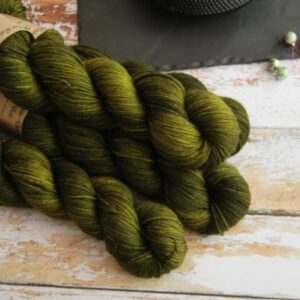 une-louve-dans-les-bois-1-laine-artisanal-teinte-main-DK-merino-foret-noire une-louve-dans-les-bois-1-laine-artisanal-teinte-main-DK-merino-foret-noire