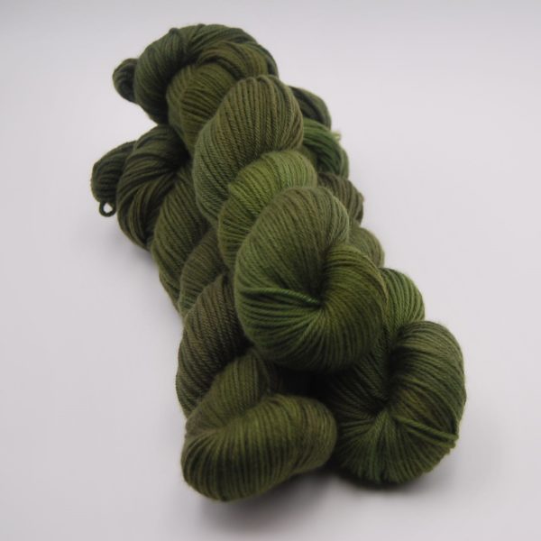 une-louve-dans-les-bois-1-laine-artisanal-teinte-main-DK-merino-foret-noire