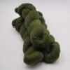 une-louve-dans-les-bois-1-laine-artisanal-teinte-main-DK-merino-foret-noire une-louve-dans-les-bois-1-laine-artisanal-teinte-main-DK-merino-foret-noire