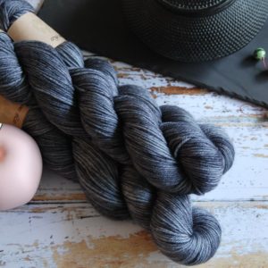 une-louve-dans-les-bois-1-laine-artisanal-teinte-main-DK-merino-graphite