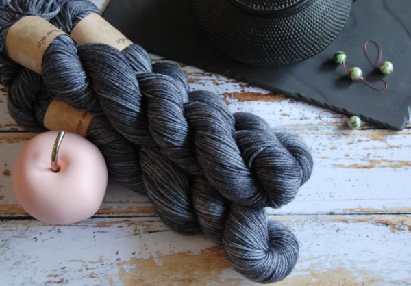 une-louve-dans-les-bois-1-laine-artisanal-teinte-main-DK-merino-graphite