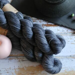 une-louve-dans-les-bois-1-laine-artisanal-teinte-main-DK-merino-graphite une-louve-dans-les-bois-1-laine-artisanal-teinte-main-DK-merino-graphite