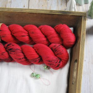 une-louve-dans-les-bois-1-laine-artisanal-teinte-main-DK-merino-jolis-coquelicots