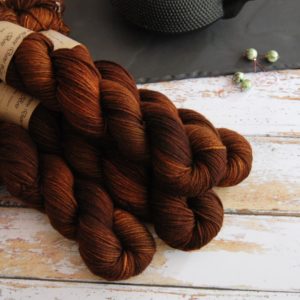 une-louve-dans-les-bois-1-laine-artisanal-teinte-main-DK-merino-l-odeur-du-bois