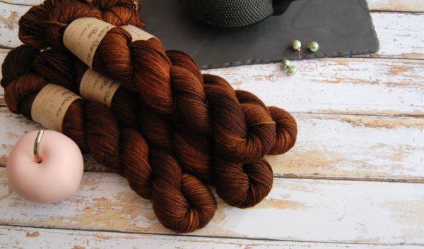 une-louve-dans-les-bois-1-laine-artisanal-teinte-main-DK-merino-l-odeur-du-bois