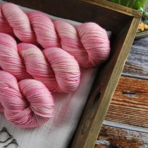 une-louve-dans-les-bois-1-laine-artisanal-teinte-main-DK-merino-little-lady