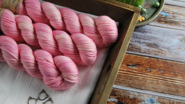 une-louve-dans-les-bois-1-laine-artisanal-teinte-main-DK-merino-little-lady