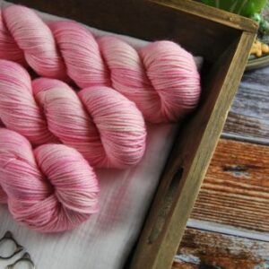 une-louve-dans-les-bois-1-laine-artisanal-teinte-main-DK-merino-little-lady une-louve-dans-les-bois-1-laine-artisanal-teinte-main-DK-merino-little-lady