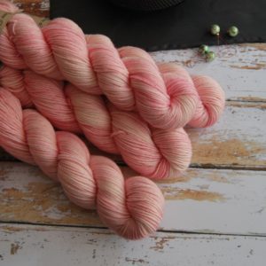 une-louve-dans-les-bois-1-laine-artisanal-teinte-main-DK-merino-little-lady