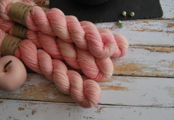 une-louve-dans-les-bois-1-laine-artisanal-teinte-main-DK-merino-little-lady