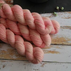 une-louve-dans-les-bois-1-laine-artisanal-teinte-main-DK-merino-little-lady une-louve-dans-les-bois-1-laine-artisanal-teinte-main-DK-merino-little-lady
