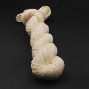 une-louve-dans-les-bois-1-laine-artisanal-teinte-main-DK-merino-mer-d-amundsen une-louve-dans-les-bois-1-laine-artisanal-teinte-main-DK-merino-mer-d-amundsen