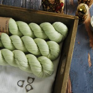 une-louve-dans-les-bois-1-laine-artisanal-teinte-main-DK-merino-minty