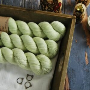 une-louve-dans-les-bois-1-laine-artisanal-teinte-main-DK-merino-minty une-louve-dans-les-bois-1-laine-artisanal-teinte-main-DK-merino-minty