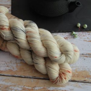 une-louve-dans-les-bois-1-laine-artisanal-teinte-main-DK-merino-nebuleuse