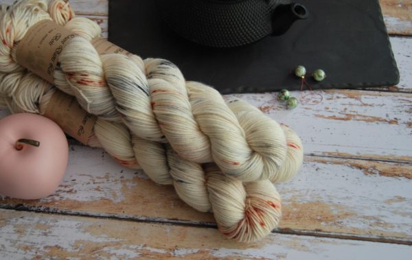 une-louve-dans-les-bois-1-laine-artisanal-teinte-main-DK-merino-nebuleuse