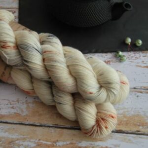 une-louve-dans-les-bois-1-laine-artisanal-teinte-main-DK-merino-nebuleuse une-louve-dans-les-bois-1-laine-artisanal-teinte-main-DK-merino-nebuleuse