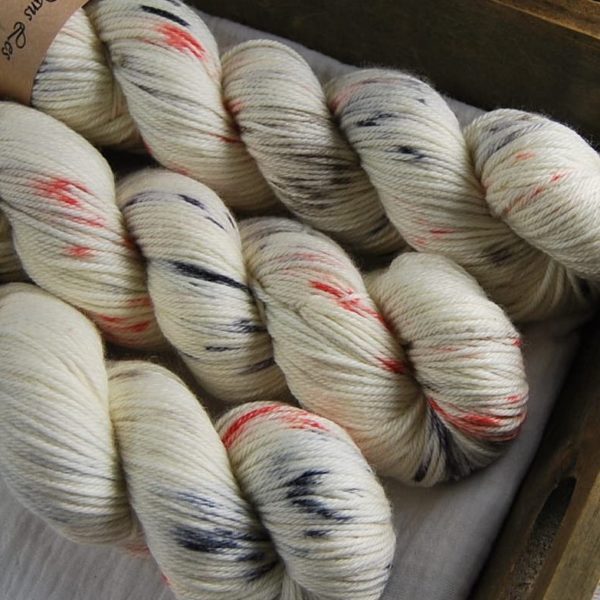 une-louve-dans-les-bois-1-laine-artisanal-teinte-main-DK-merino-nebuleuses