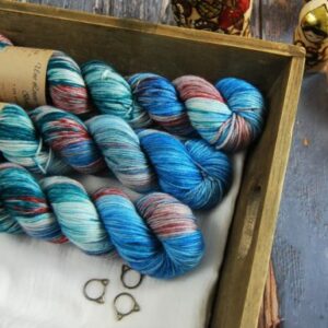 une-louve-dans-les-bois-1-laine-artisanal-teinte-main-DK-merino-nympheas une-louve-dans-les-bois-1-laine-artisanal-teinte-main-DK-merino-nympheas