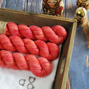 une-louve-dans-les-bois-1-laine-artisanal-teinte-main-DK-merino-palais-des-vents