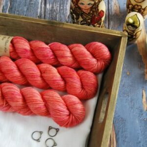 une-louve-dans-les-bois-1-laine-artisanal-teinte-main-DK-merino-palais-des-vents une-louve-dans-les-bois-1-laine-artisanal-teinte-main-DK-merino-palais-des-vents