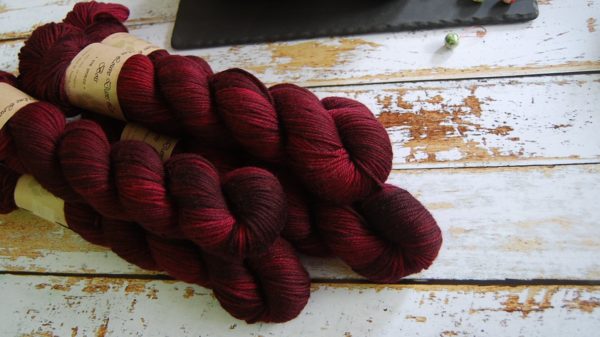 une-louve-dans-les-bois-1-laine-artisanal-teinte-main-DK-merino-petite-griotte