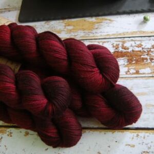une-louve-dans-les-bois-1-laine-artisanal-teinte-main-DK-merino-petite-griotte une-louve-dans-les-bois-1-laine-artisanal-teinte-main-DK-merino-petite-griotte