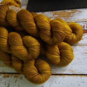 une-louve-dans-les-bois-1-laine-artisanal-teinte-main-DK-merino-ruee-vers-l-or