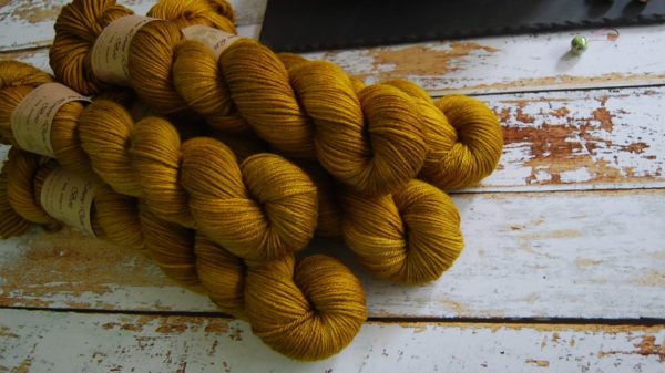 une-louve-dans-les-bois-1-laine-artisanal-teinte-main-DK-merino-ruee-vers-l-or