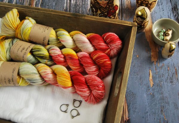 une-louve-dans-les-bois-1-laine-artisanal-teinte-main-DK-merino-soleil-couchant-sur-la-ville